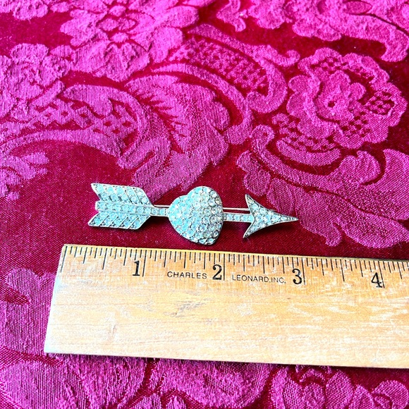 Nolan Miller designer silver-tone crystal heart arrow brooch/pin. Sweet!❣️ - Picture 2 of 4